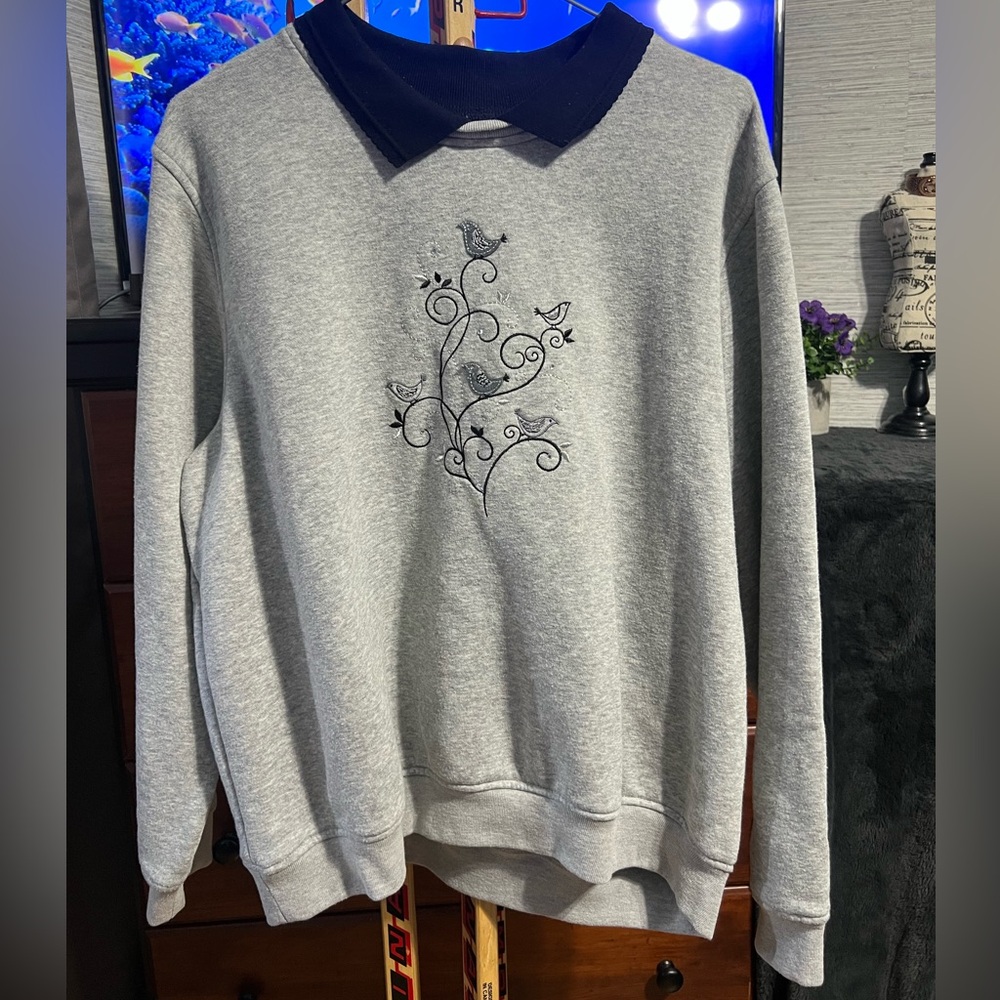 Northern Reflections Gray Crewneck with Black Embroidered Bird Design! Y2K!